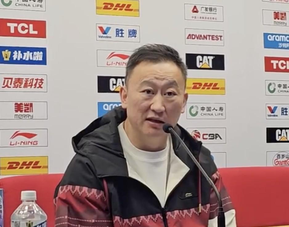 南宫娱乐-刘维伟：球队内线太缺人米奇一直在坚持，我确实没什么好办法